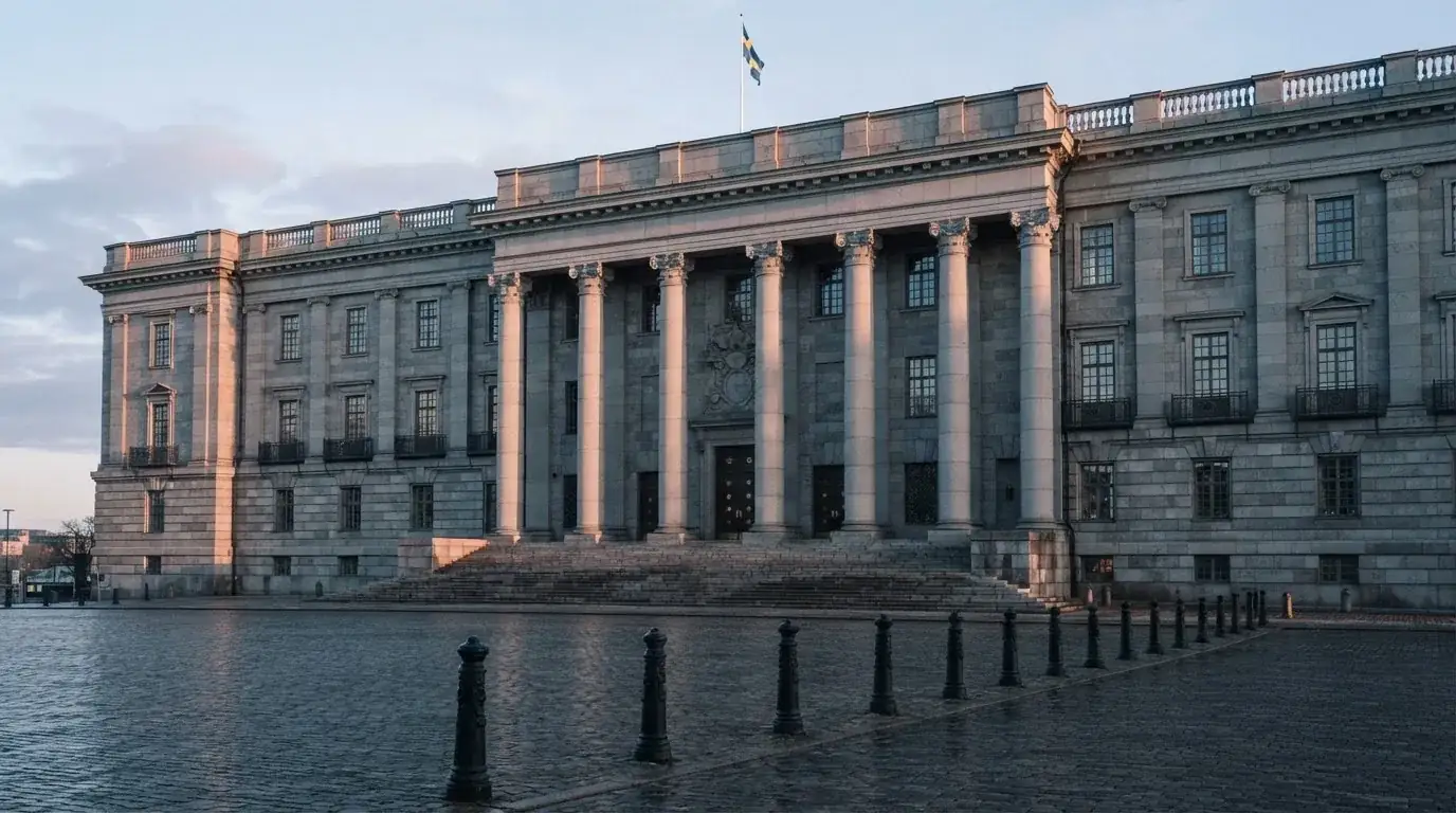 Stenfasad på en statlig byggnad i Stockholm vid gryning, höga pelare och ett tomt torg framför — 150 free spins casino i sverige